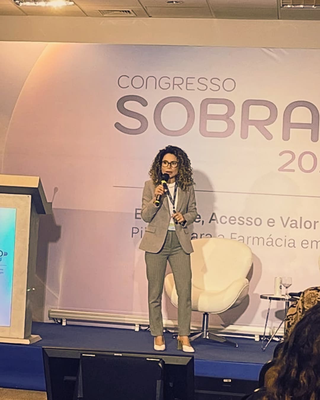 Tábata Lopes palestrando no Congresso Sobrafo
